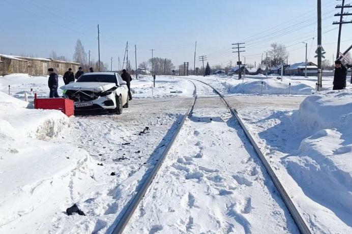 Под Тавдой на железнодорожном переезде Mercedes столкнулся с поездом - Фото 1