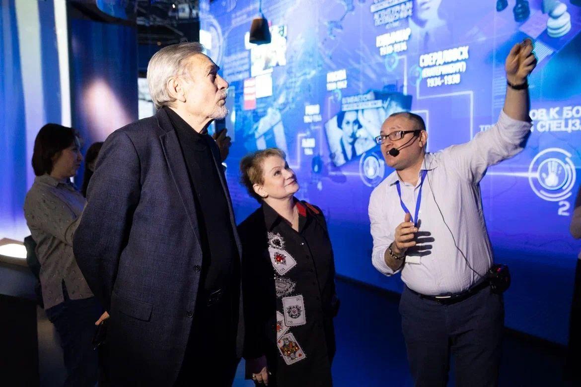 Актер Александр Михайлов, сыгравший главную роль в «Отряде специального назначения», посетил выставку о Николае Кузнецове в Екатеринбурге - Фото 1