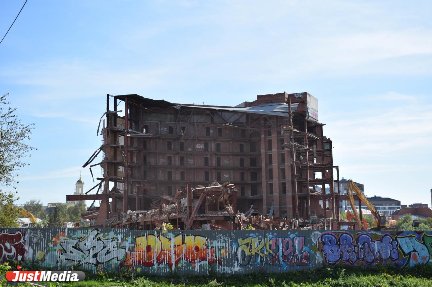 Алексей Орлов рассказал о судьбе площадки в центре Екатеринбурга после сноса гостиницы «Дели» - Фото 1