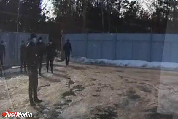 Как в 90-е. Под Екатеринбургом неизвестные в масках захватили морозильный склад - Фото 1