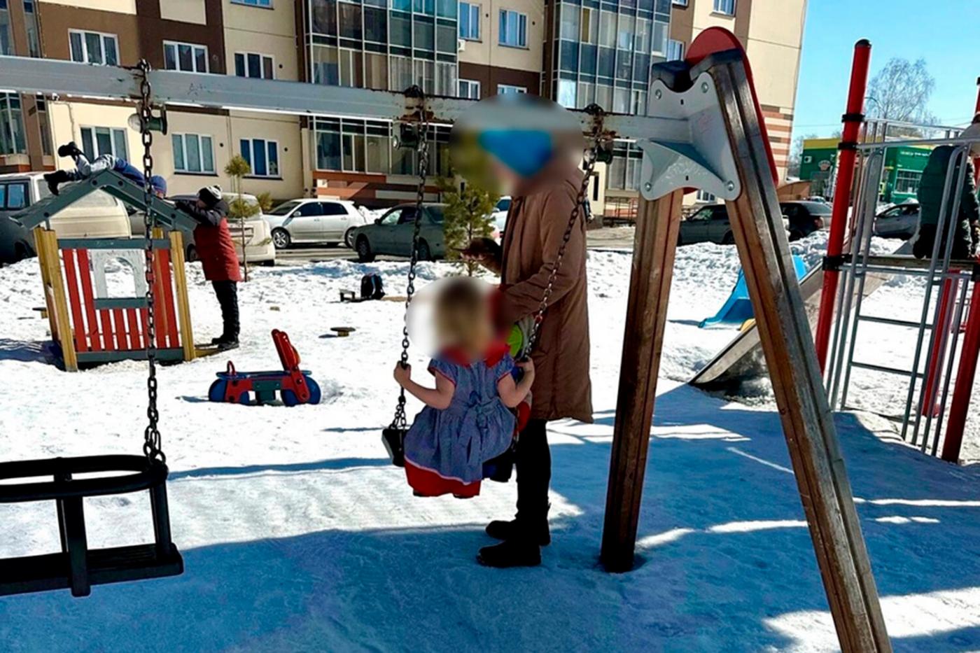 В Новосибирске мать вывела дочь на улицу в летнем платье в +5 - Фото 1