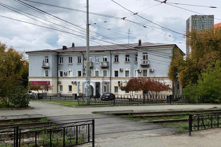 В Екатеринбурге «РЖДСтрой» продает трехэтажное здание в переулке Трамвайный - Фото 1