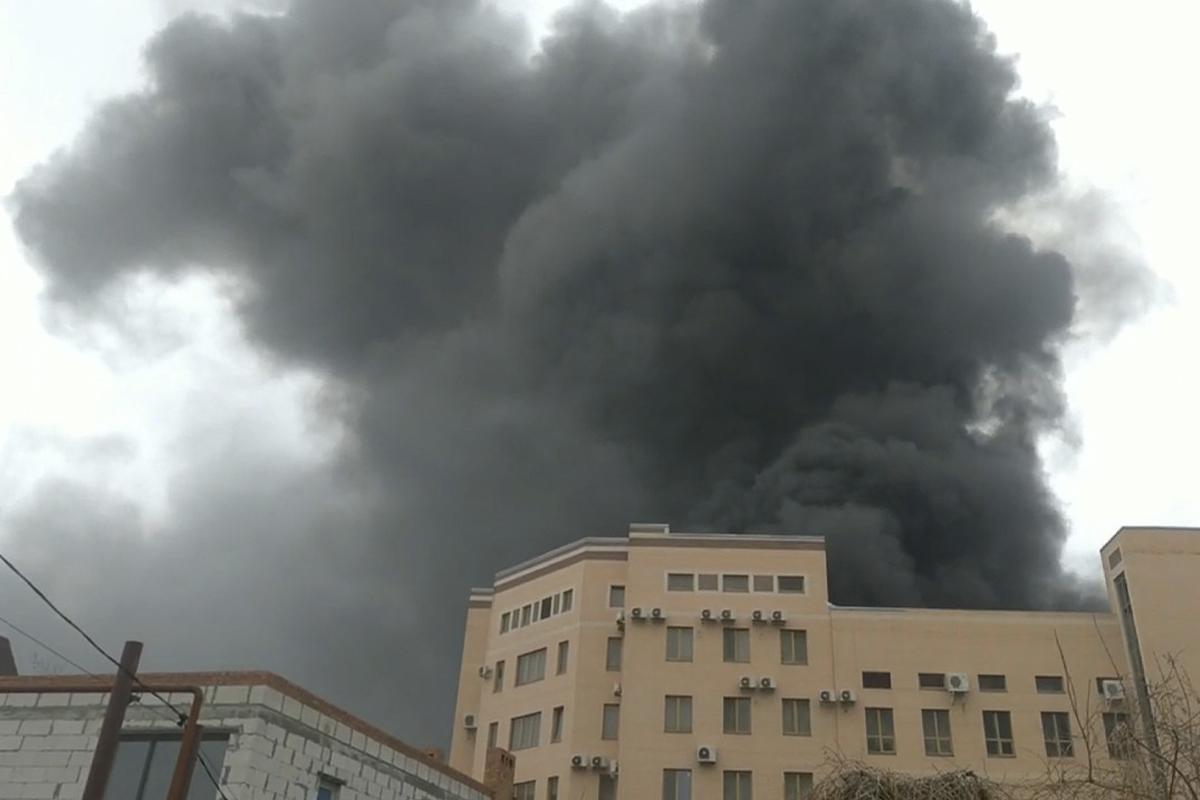 В Ростове крупный пожар в здании Пограничной службы ФСБ - Фото 1