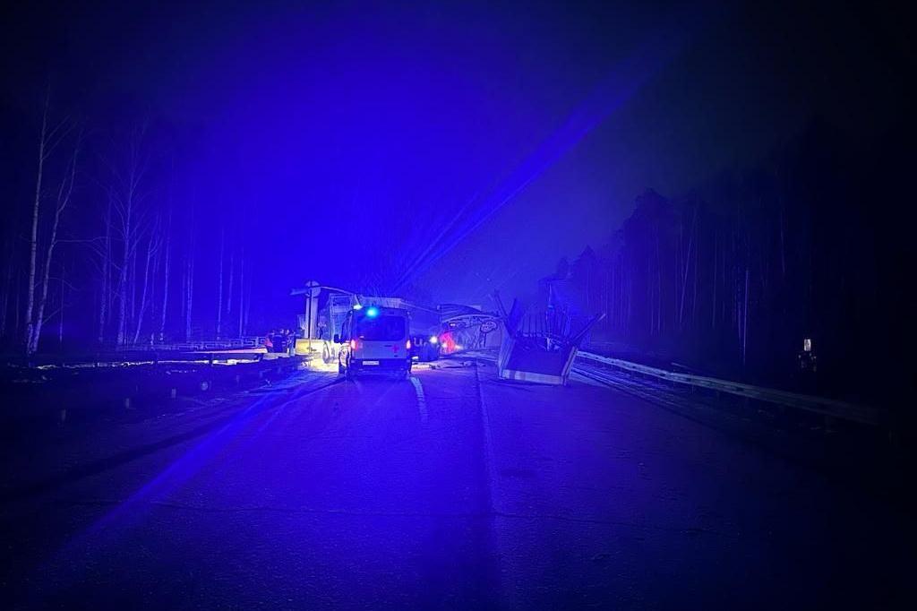 На ЕКАДе грузовик с поднятым кузовом снес надземный пешеходный переход - Фото 1