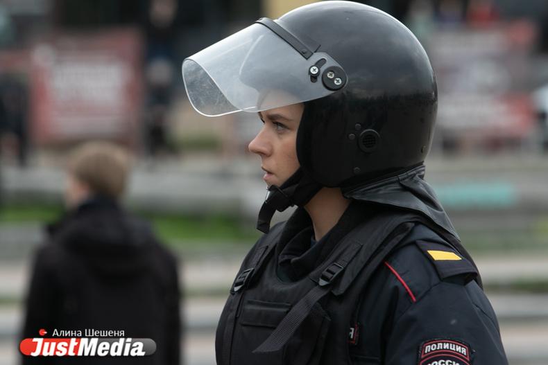 В Екатеринбурге из-за сообщения о минировании эвакуировали торговый центр и вуз - Фото 1