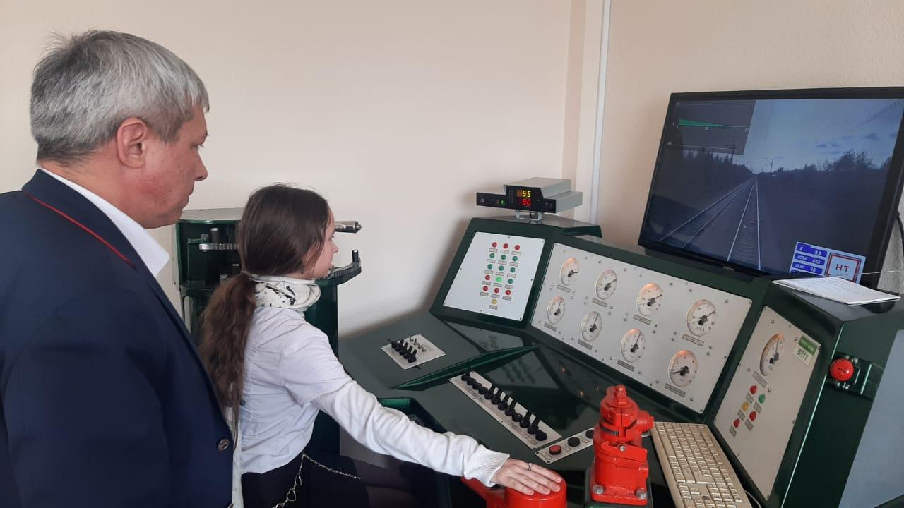 В преддверии весенних каникул СвЖД напомнила школьникам о необходимости соблюдать правила безопасности на железной дороге - Фото 1