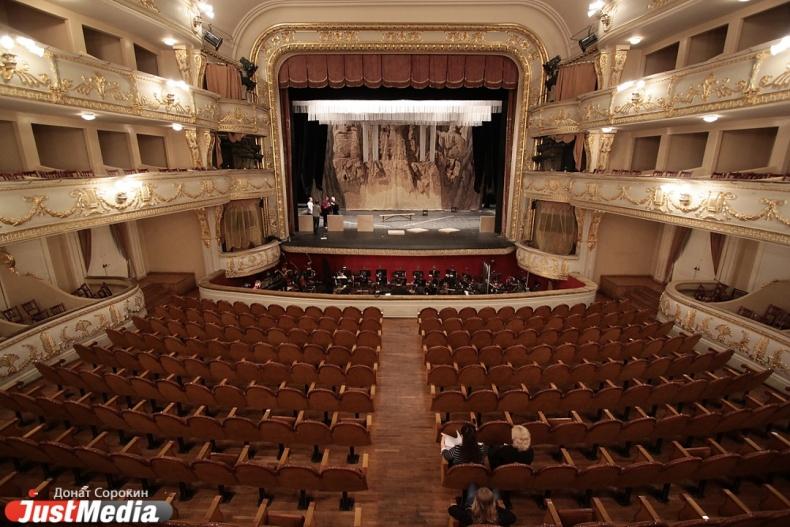 «В залах — аншлаг». В Екатеринбурге посещение театров увеличилось на 70%  - Фото 1