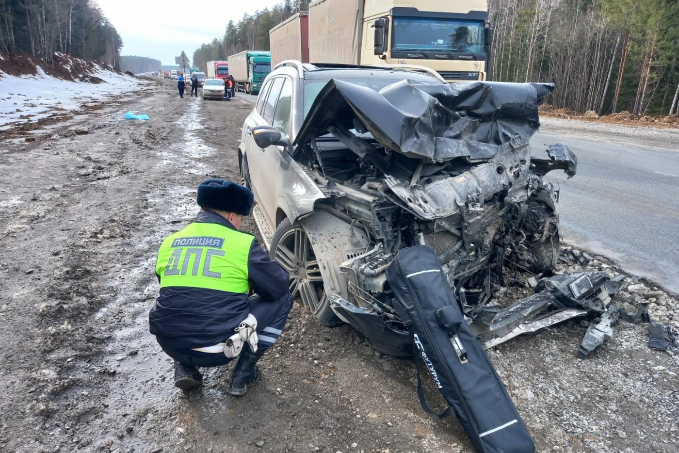 Один человек погиб и еще 5 пострадали: на Пермском тракте водитель «Мерседеса» уснул за рулем и устроил страшное ДТП - Фото 1