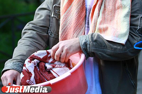 В Екатеринбурге жители пятиэтажки на Ленина целую неделю сидят без горячей воды - Фото 1