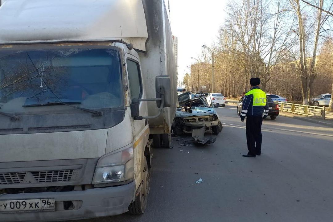 В Екатеринбурге пьяный водитель устроил смертельное ДТП и сбежал - Фото 1