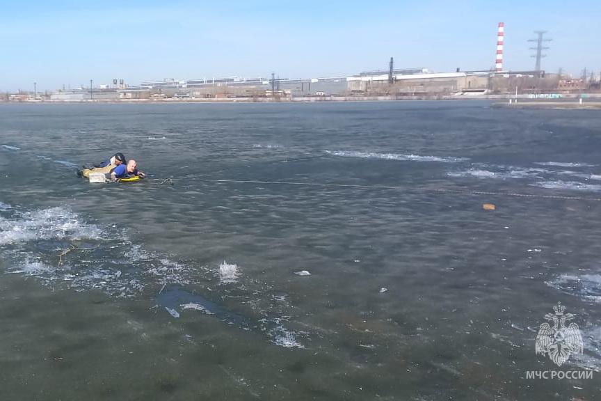 На ВИЗовском пруду три рыбака провалились под лед - Фото 1