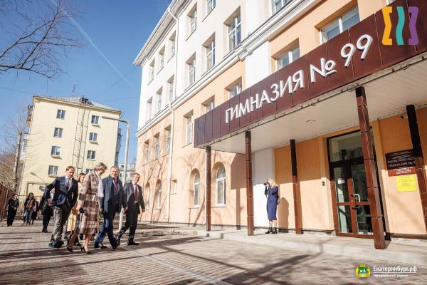 Алексей Орлов открыл отремонтированную гимназию №99. Здание было построено 70 лет назад
