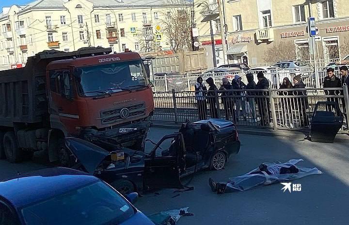 Два человека погибли в страшном ДТП на Уралмаше - Фото 1