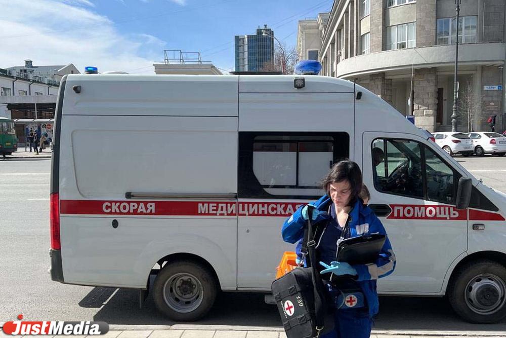 В Екатеринбург на станцию метро «Площадь1905 года» перестали пускать пассажиров и приехала «скорая» - Фото 1