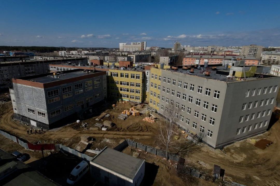 «Уже зимой ученики смогут вернуться». Депутат Заксо оценил ход реконструкции школы №4 в Верхней Пышме - Фото 1