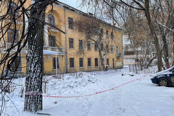 Прокуратура подтвердила нарушения Уральского горного университета при установке забора в центре Екатеринбурга - Фото 1