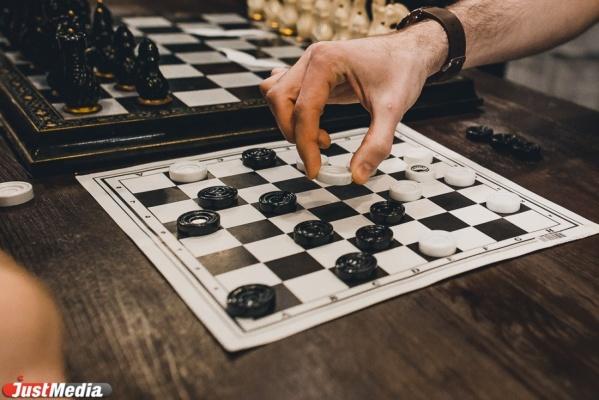 Администрация Екатеринбурга закупит 100 наборов для игры в шахматы и шашки с символикой 300-летия и городской думы - Фото 1