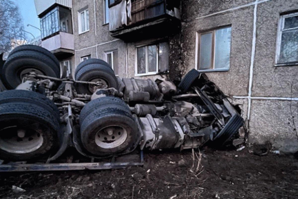 В Златоусте фура врезалась в пятиэтажку и пробила стену  - Фото 1