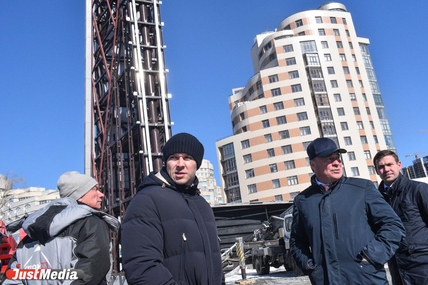 Глава Екатеринбурга Алексей Орлов проинспектировал строительство стелы «Город трудовой доблести» - Фото 1