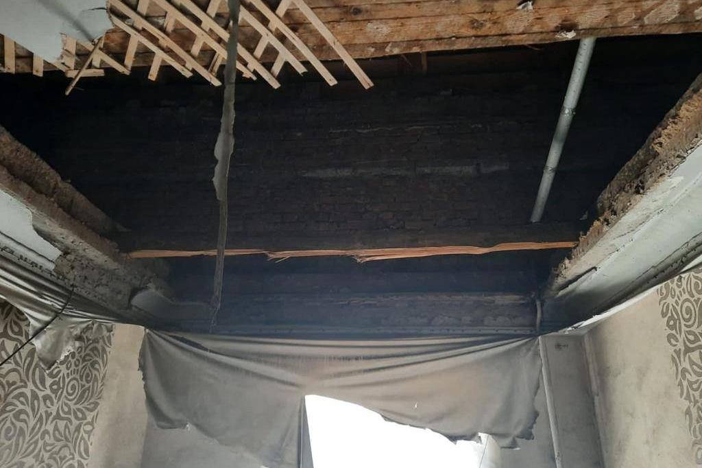 В центре Екатеринбурга в квартире жилого дома обрушился потолок - Фото 1