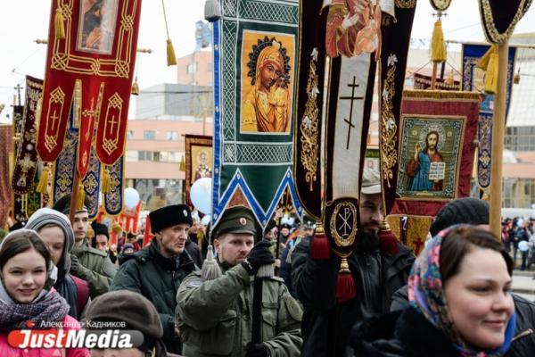 Сегодня в главе Крестного  хода рядом с митрополитом шел космонавт  Олег Артемьев - Фото 1