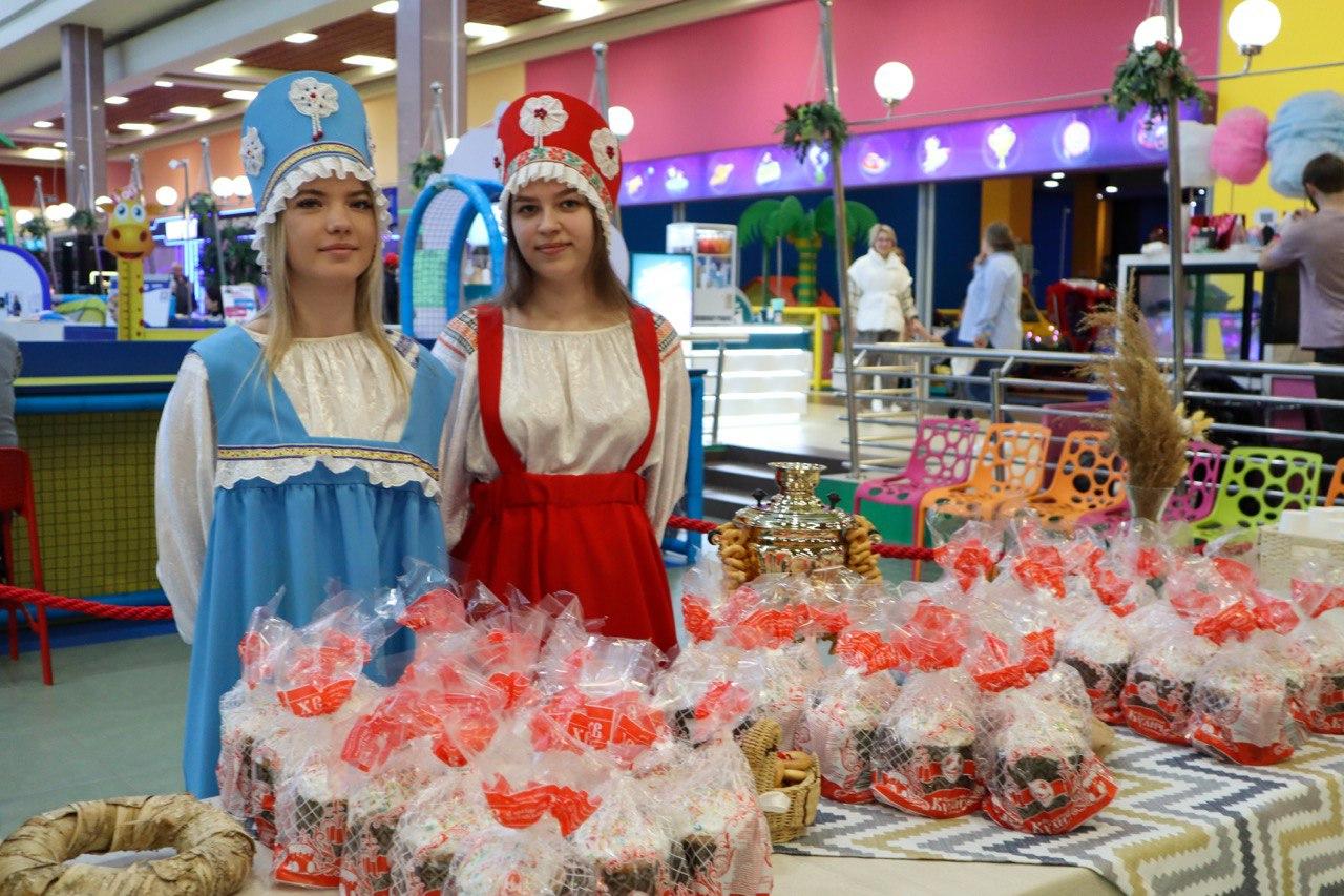 Жителям Екатеринбурга раздали на Пасху тысячу куличей - Фото 1