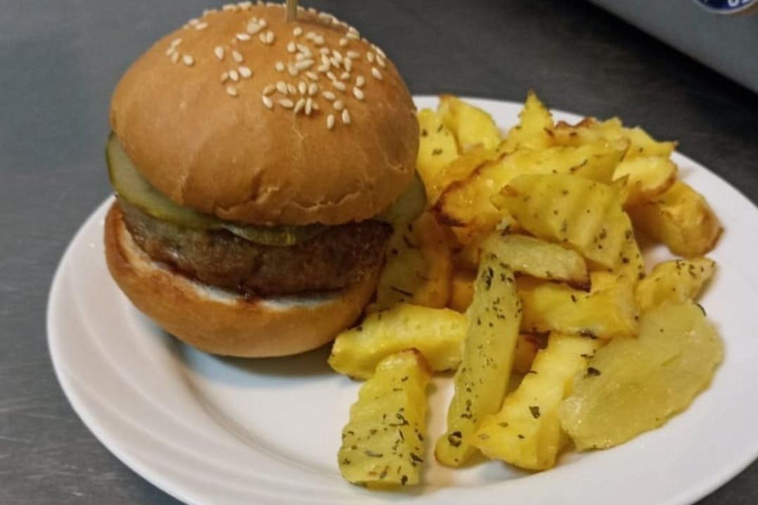 Бургеры и ПП-пицца. В нескольких школах Екатеринбурга появилась school food - Фото 1