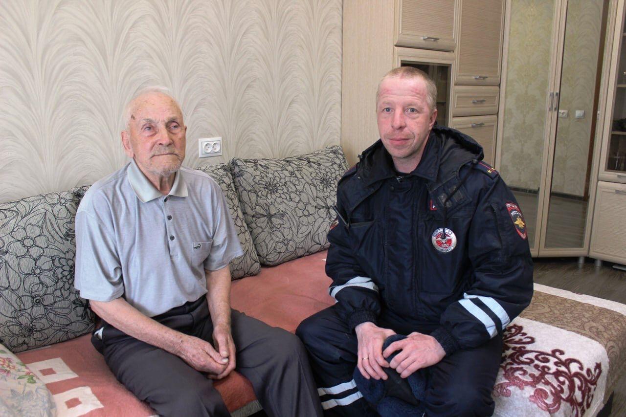 В Алапаевске инспектор ДПС спас пенсионера из горящего дома - Фото 1