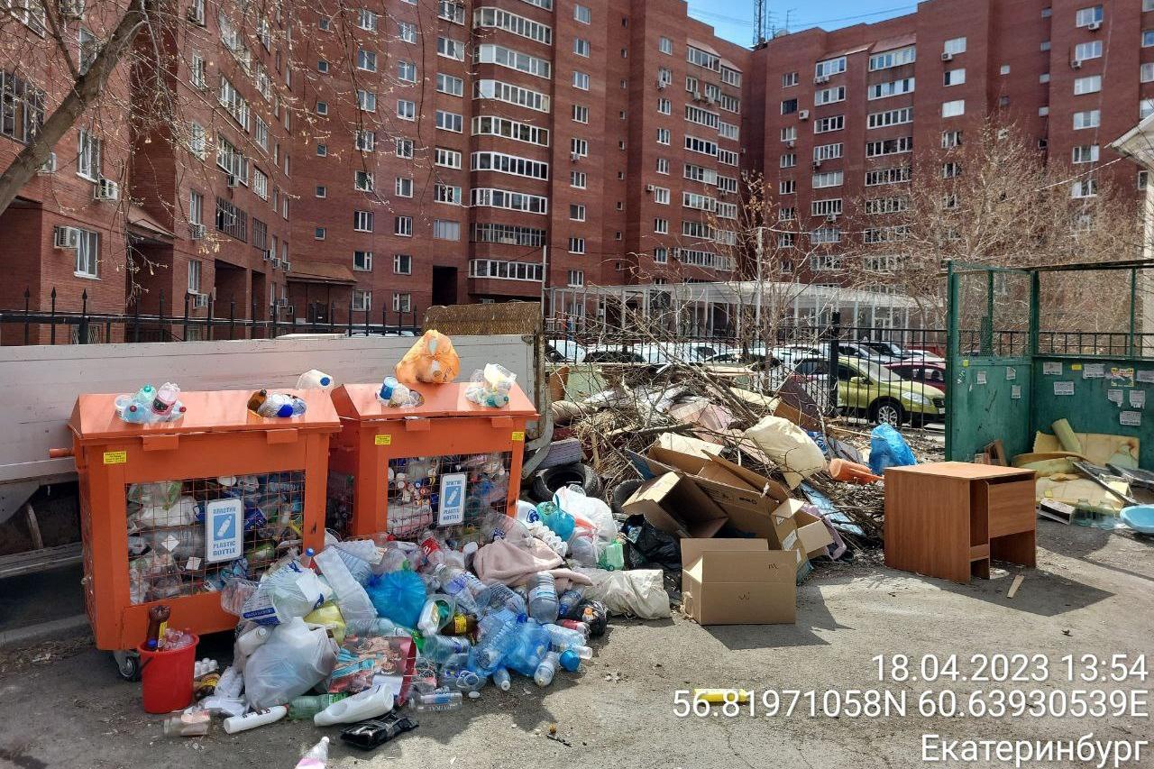 В Екатеринбурге управляющая компания забросила контейнерную площадку рядом с парком Маяковского - Фото 1