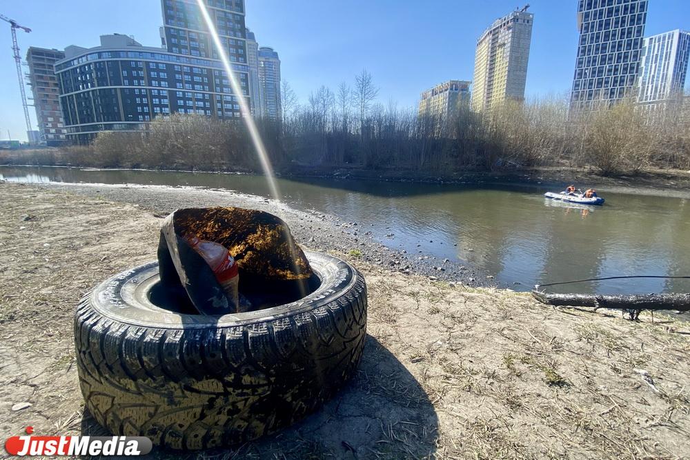 Тележки из супермаркетов и шеринговые самокаты. В Екатеринбурге начали чистить дно Исети - Фото 1