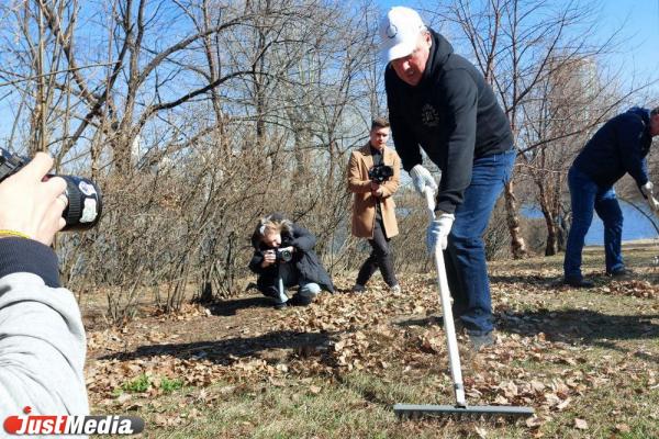 Алексей Орлов вышел на экологический субботник в парке УрГУПС - Фото 1