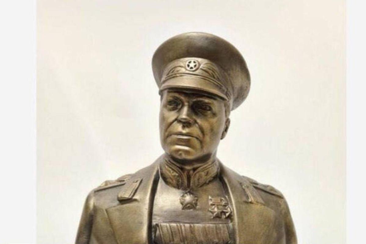 Российские военные эксперты получили посылки с подозрительными бюстами - Фото 1