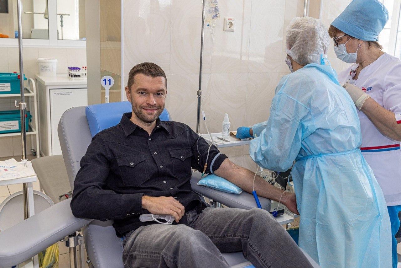 Ко Дню донора депутаты медфракции Екатеринбургской гордумы коллективно сдали кровь - Фото 1