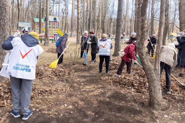 Депутаты Екатеринбургской гордумы вывели сто человек на субботник в парк «Уралмаш» - Фото 1
