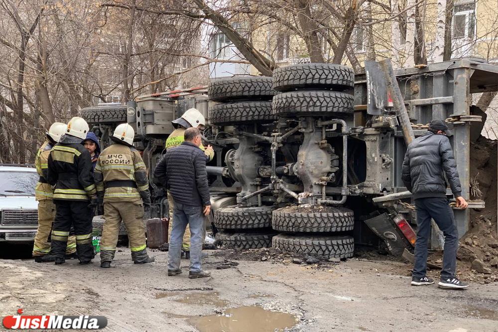 «Сливают топливо, видимо, чтобы не бахнуло». Во Втузгородке перевернулся грузовик - Фото 1