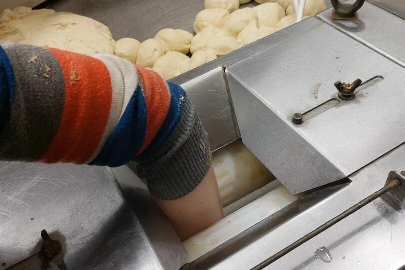 В Нижнем Тагиле работнице пекарни зажевало руку с тестомешалку - Фото 1