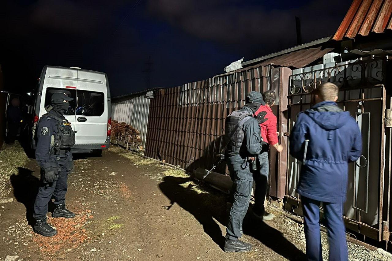 Екатеринбуржца, обматерившего школьника в z-шапке, задержал ОМОН - Фото 1