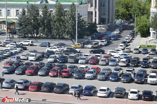 В Екатеринбурге выпившая мать потеряла 3-летнего сына на парковке - Фото 1