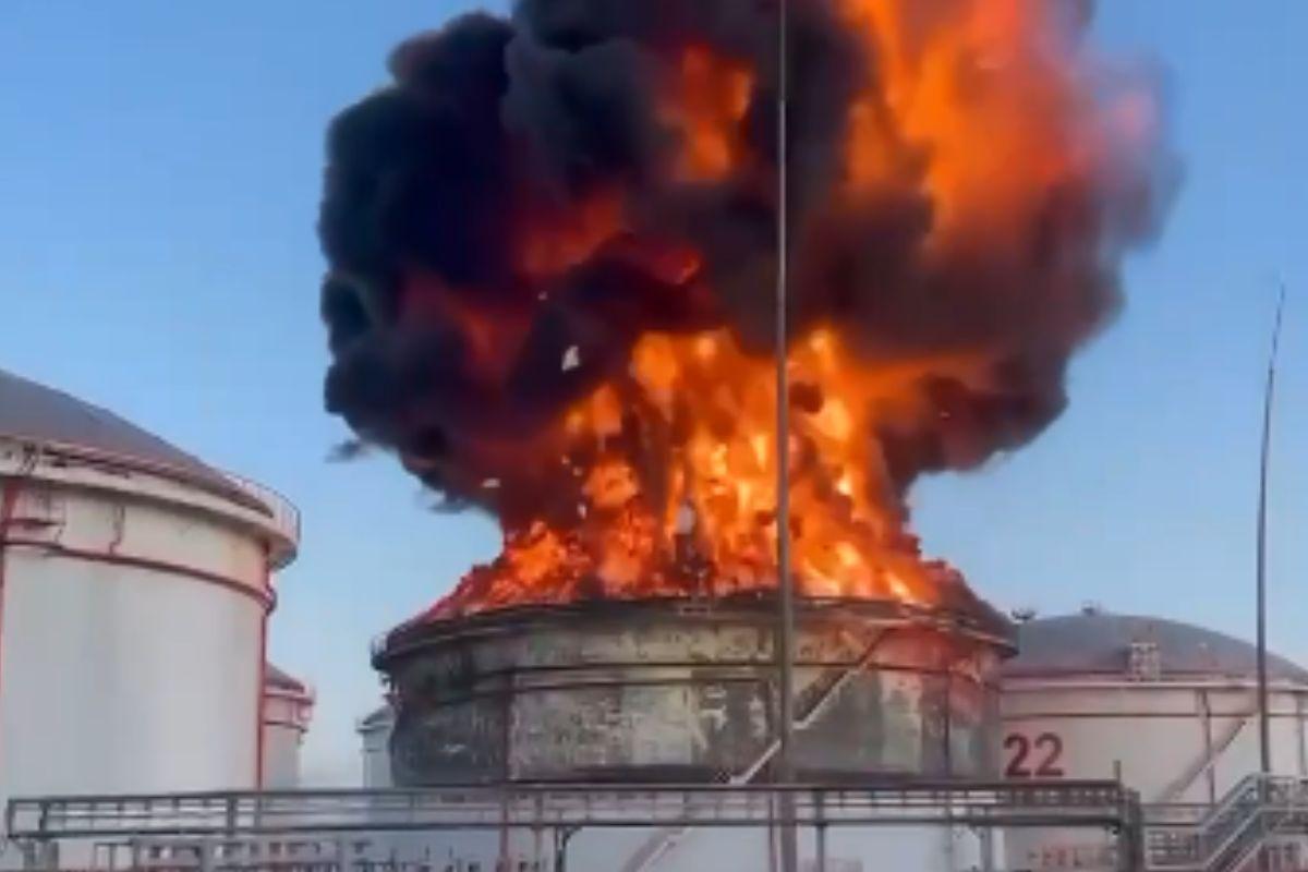 Пожар на нефтехранилище в Краснодарском крае начался из-за атаки беспилотника - Фото 1