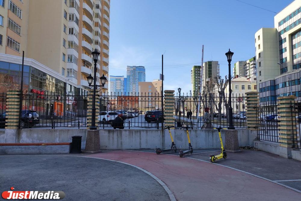 Екатеринбуржцы обеспокоены пропажей туалета из Зеленой рощи - Фото 1