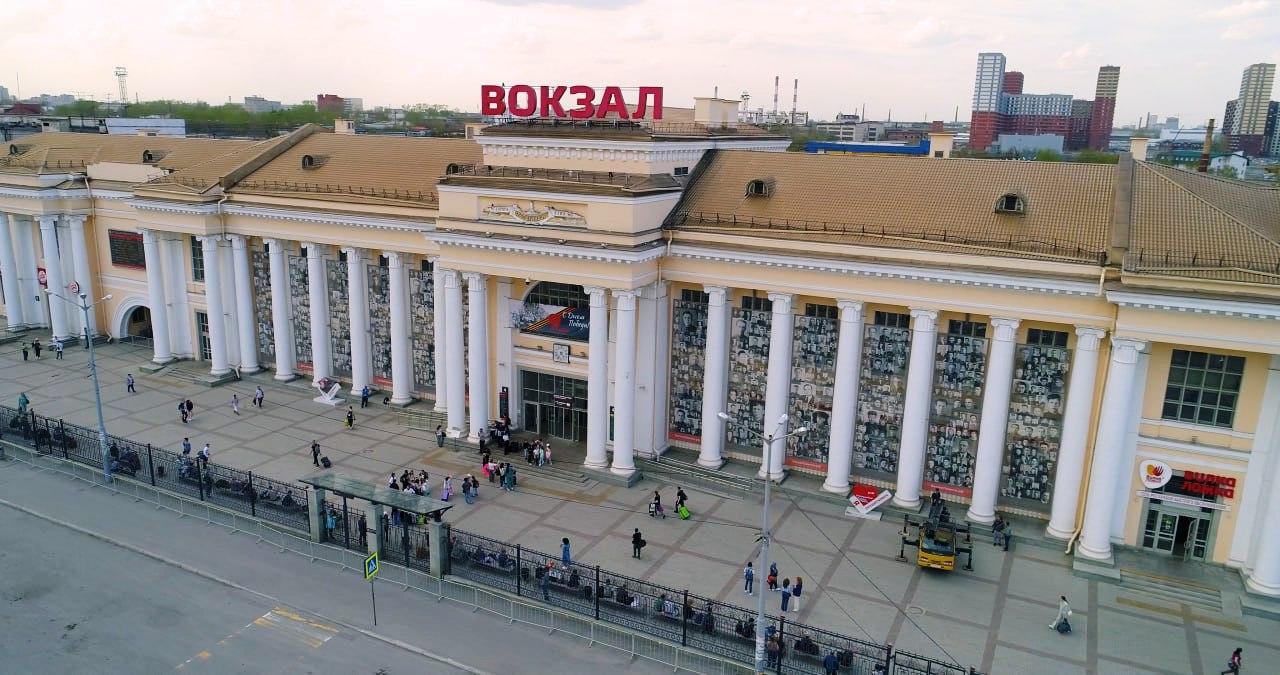 Ко Дню Победы на фасаде вокзала Екатеринбург появились портреты участников Великой Отечественной войны  - Фото 1