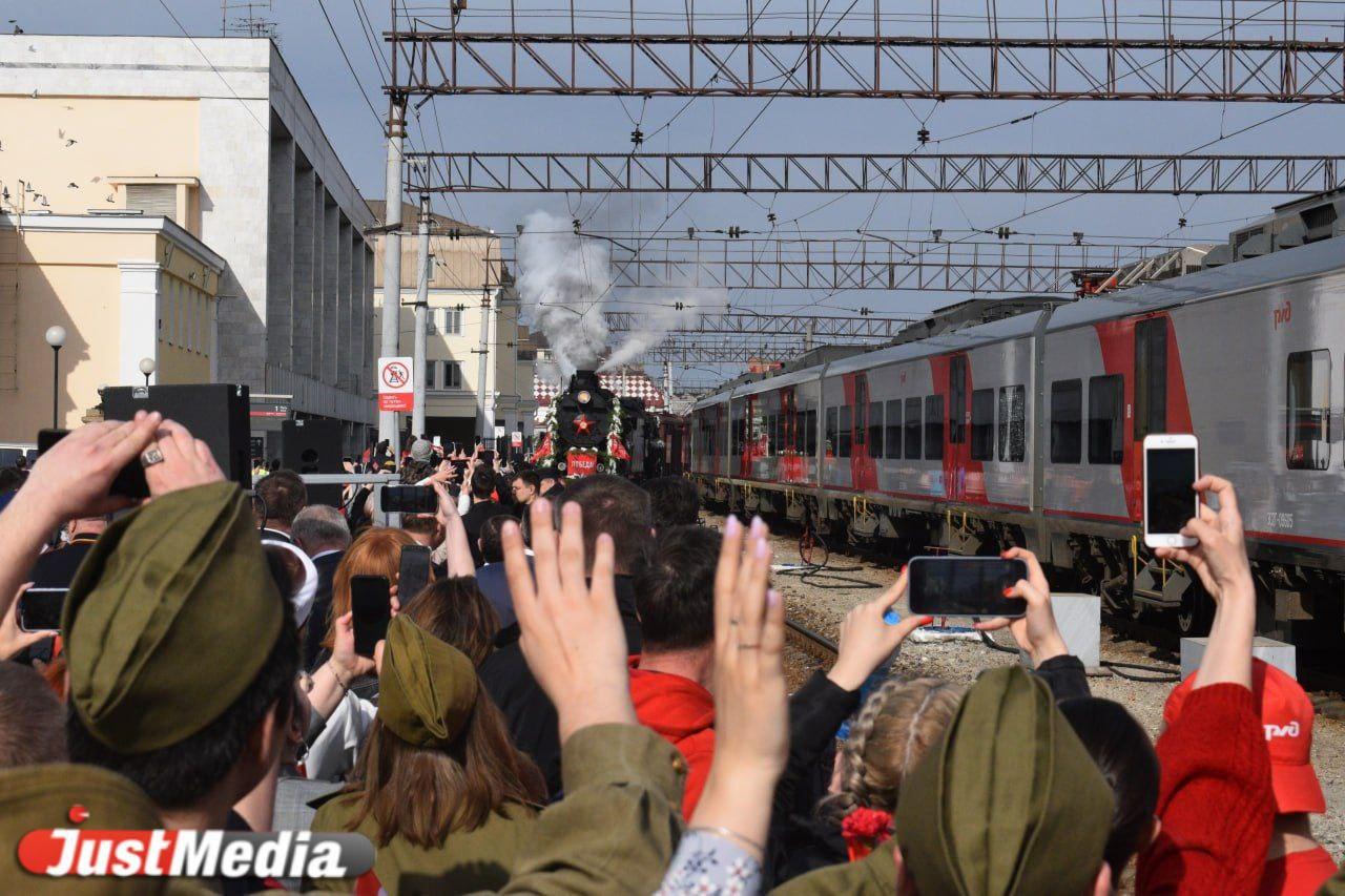 Екатеринбуржцы встретили ретропоезд «Эшелон Победы» - Фото 1