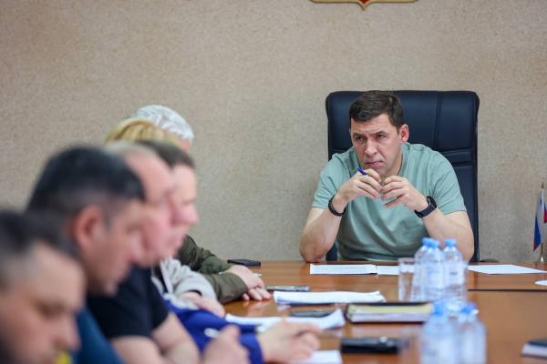 Евгений Куйвашев поручил мэрам обкопать населенные пункты и направить тяжелую технику в муниципалитеты, страдающие от пожаров - Фото 1