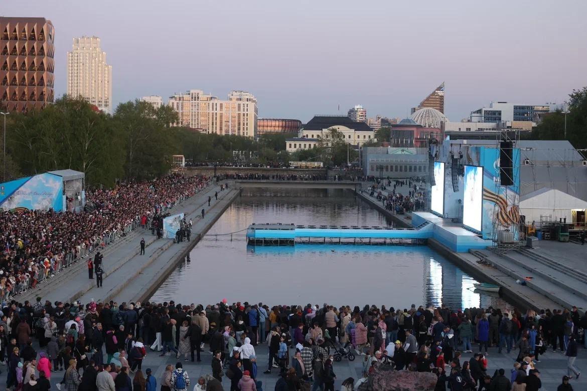 150 тысяч свердловчан посетили праздничный концерт 9 Мая в Екатеринбурге - Фото 1