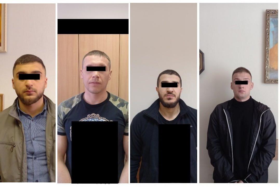 Свердловская полиция ищет пострадавших от действий бандитов, которые при помощи оружия вымогали деньги у людей - Фото 1