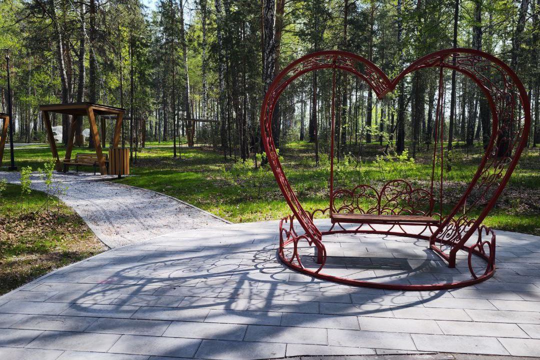 В Верхней Пышме к летнему сезону благоустроили городской парк, где начало работать 35-метровое «Колесо обозрения» - Фото 1