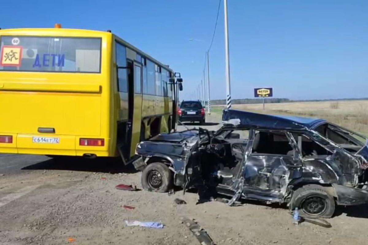 Школьный автобус с 24 детьми попал в ДТП на трассе Екатеринбург-Тюмень - Фото 1