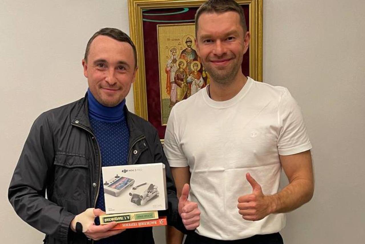 Депутат Алексей Вихарев передал командиру артиллеристов Максиму Бестфатеру квадрокоптер - Фото 1