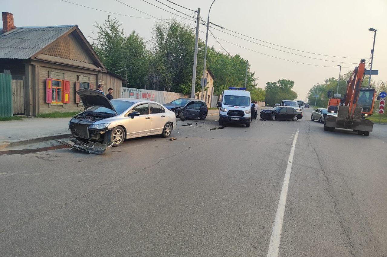 На Шарташе начинающий водитель устроил массовое ДТП - Фото 1