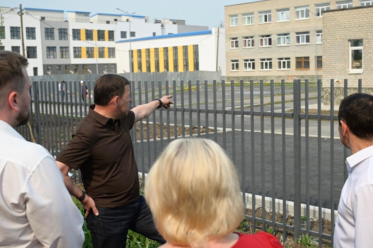 Евгений Куйвашев осмотрел строящуюся школу в Косулино - Фото 1